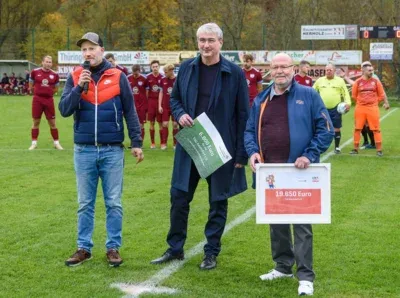 Symbolische Übergabe der Fördermittel zur automatischen Bewässerungsanlage unseres Sportplatzes